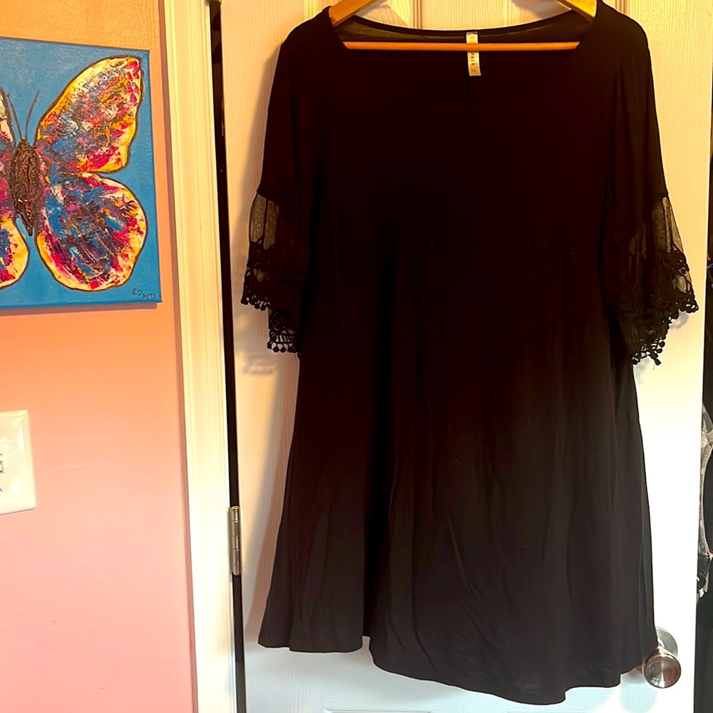 Black Boutique shirt. Size 1x. Lace sleeves. Beautiful. Emerald Brand